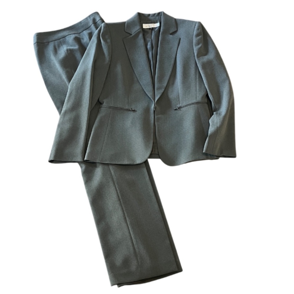Tahari Arthur S Levine Women's Gray Pantsuit - 6